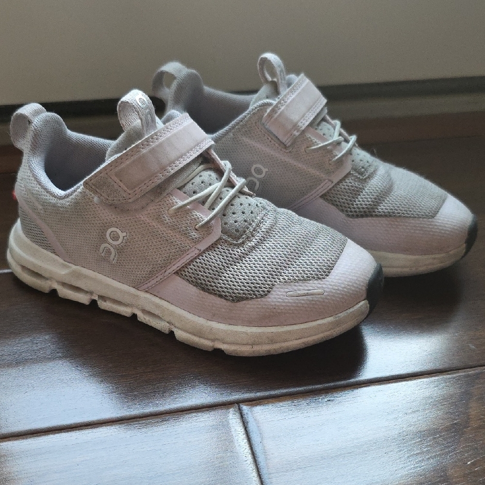 On Cloud Play Kids Sneakers in Orchid/White
